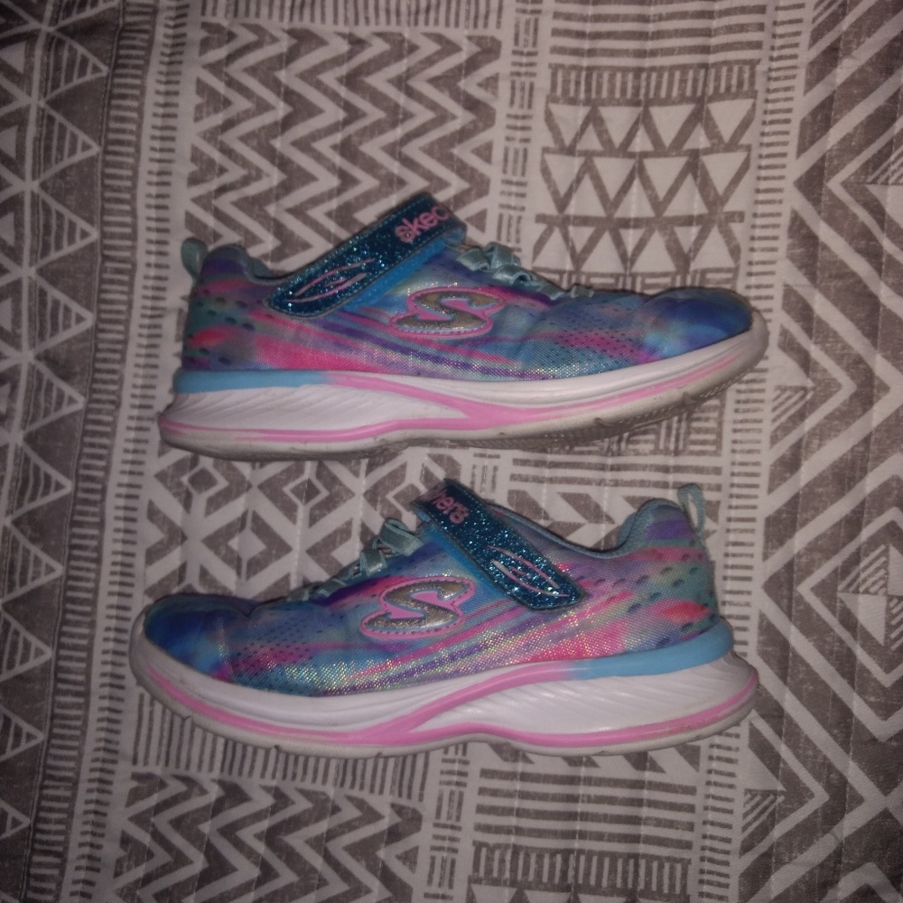 Girls sketchers